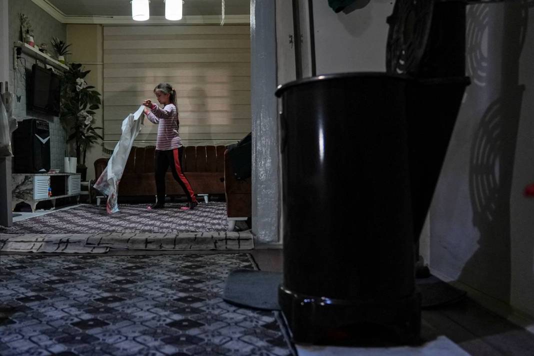 Çocuklarına hem baba, hem anne oldu: Duygulandıran videonun ardından dram çıktı! Evde yemek yapan baba beğeni topladı 11